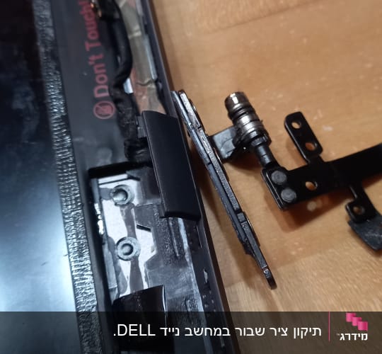חלקי מחשב פתוחים על שולחן עבודה
